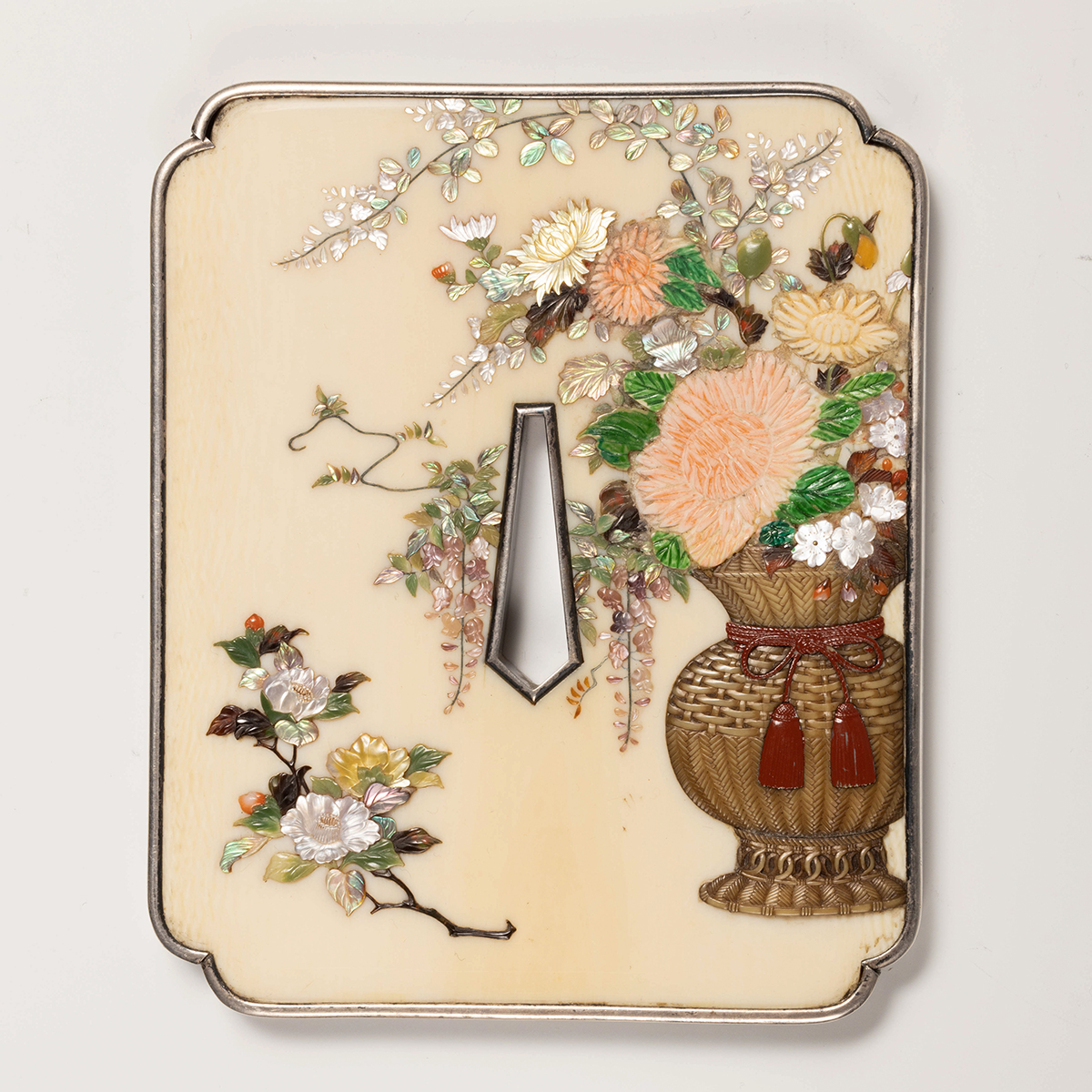 貨幣博物館 | 芝山象牙螺鈿人物花籠図飾鍔（象牙管理票付）明治時代