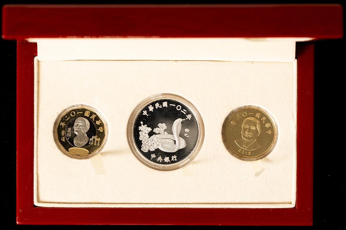 貨幣博物館 | 中国 ヘビ年干支記念硬貨3個セット 100圓シルバー 約31.4ｇ、50圓アルミニウム青銅 約10ｇ、20圓アルミニウム青銅/銅ニッケル  約8.5ｇ 計3枚 ※返品不可 Sold as is No returns