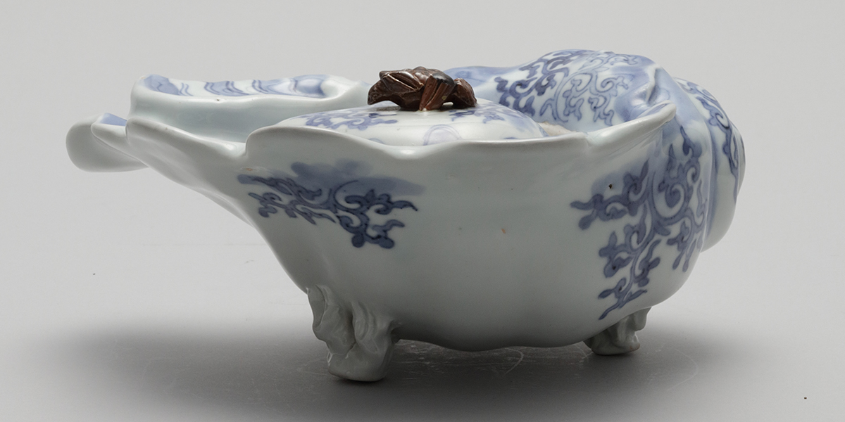 貨幣博物館 | 古伊万里染付 貝型蓋物器（江戸時代・1700年代）高さ約10