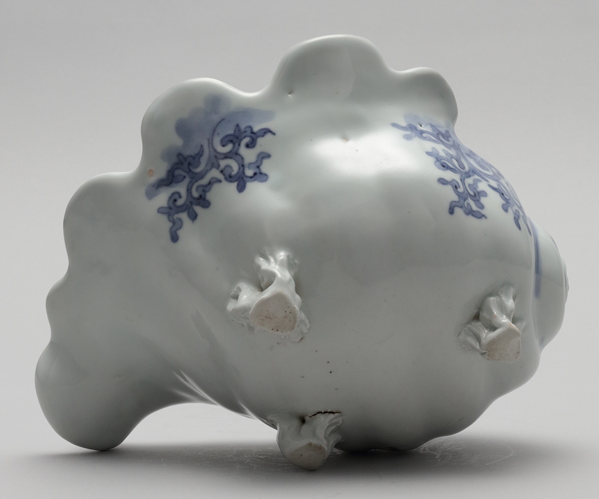 貨幣博物館 | 古伊万里染付 貝型蓋物器（江戸時代・1700年代）高さ約10