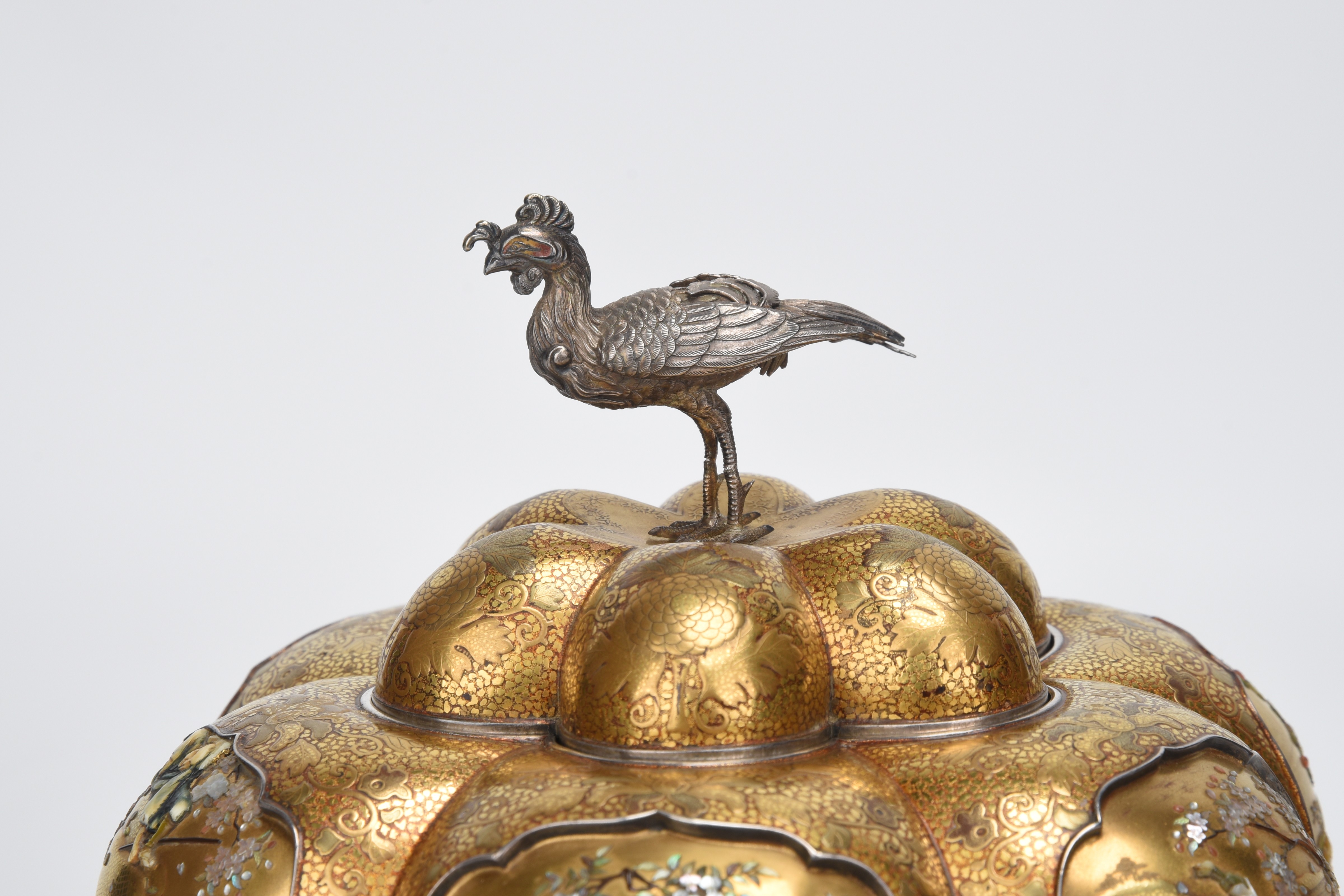 貨幣博物館 | 根本造鳳凰銀摘み芝山象嵌金蒔絵人物風景花鳥図瓜