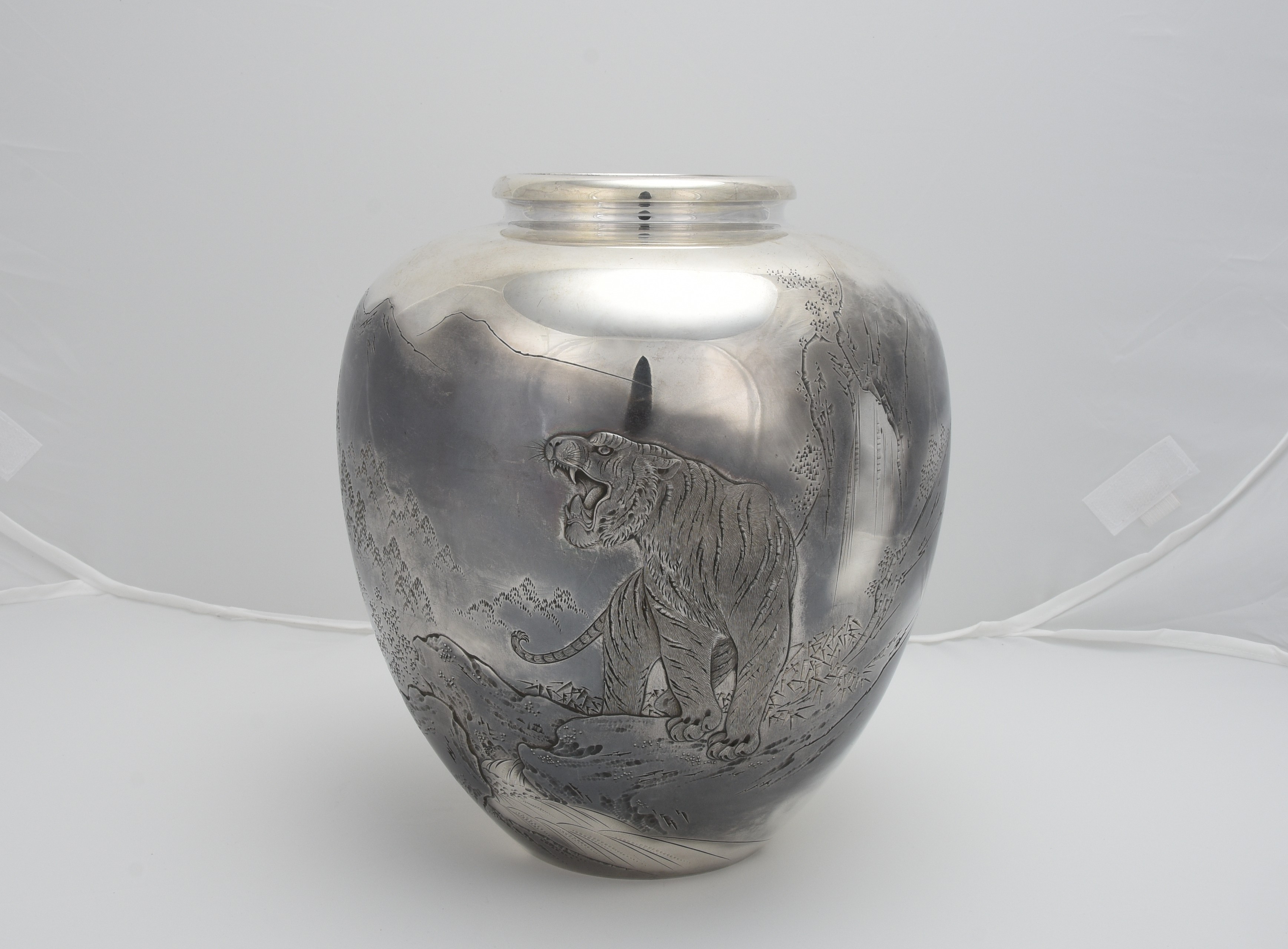 貨幣博物館 | 三越製芳雲刻岩上虎純銀花瓶 返品不可 Sold as is No returns