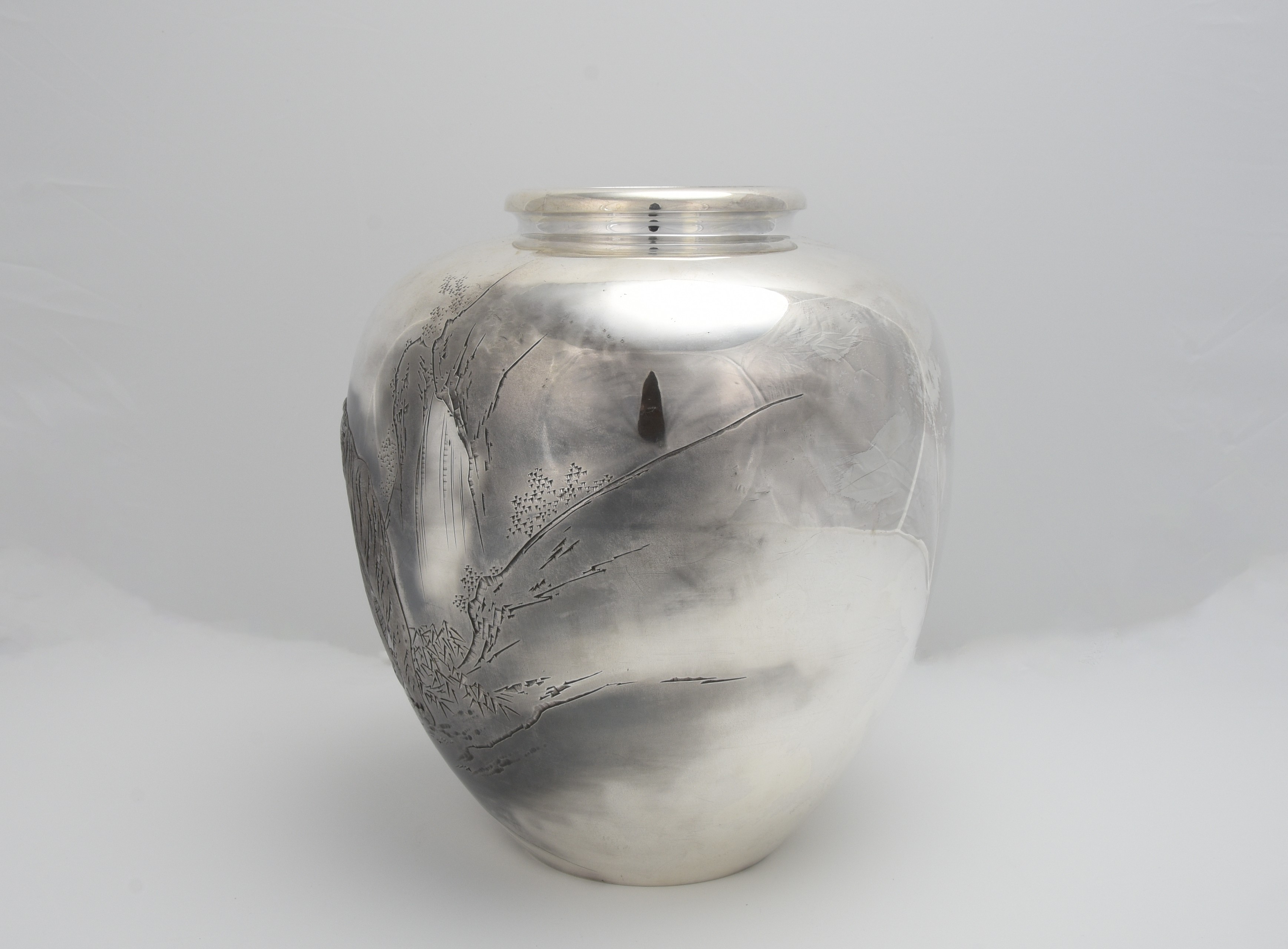 貨幣博物館 | 三越製芳雲刻岩上虎純銀花瓶 返品不可 Sold as is No returns