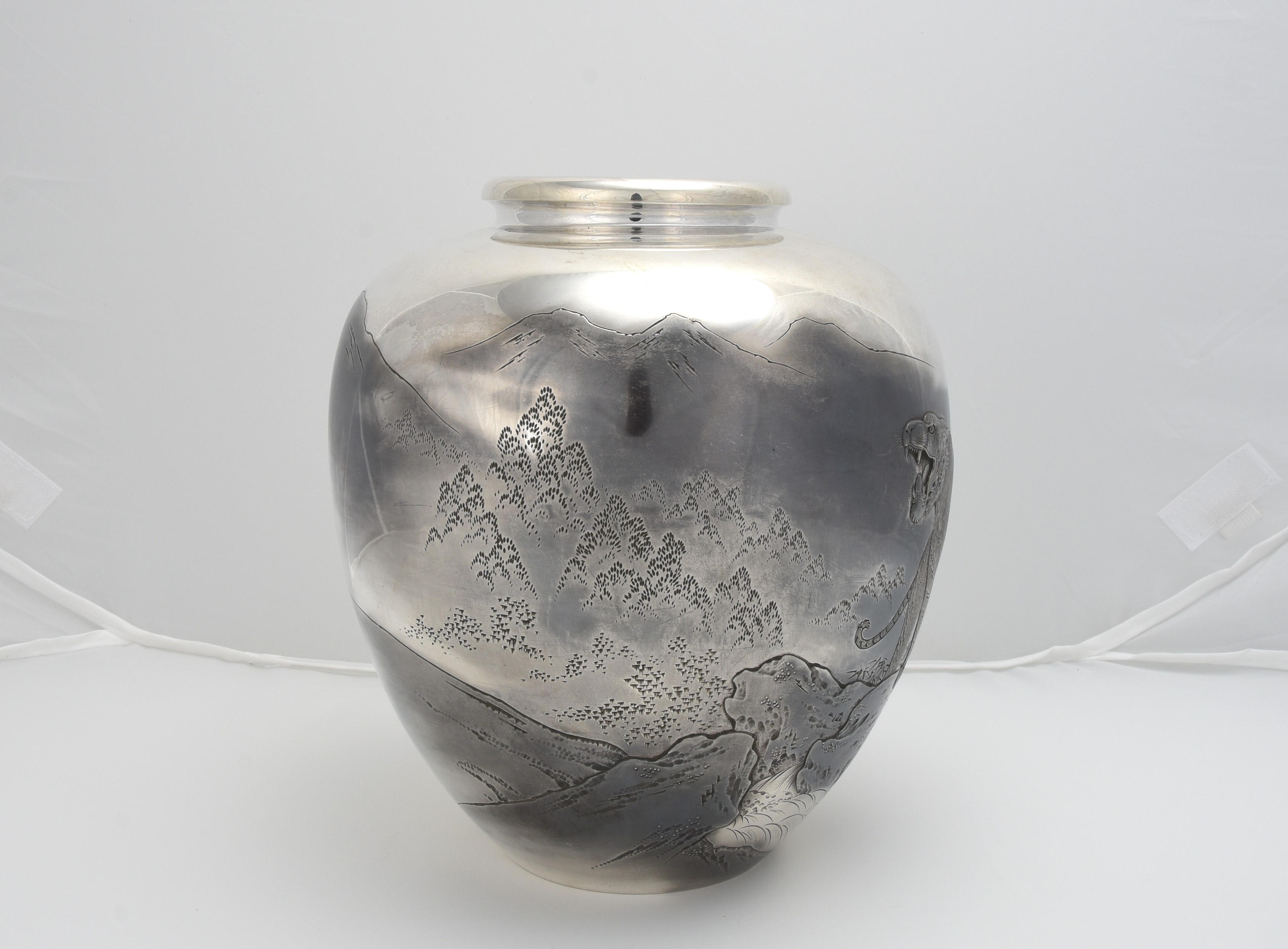 貨幣博物館 | 三越製芳雲刻岩上虎純銀花瓶 返品不可 Sold as is No returns