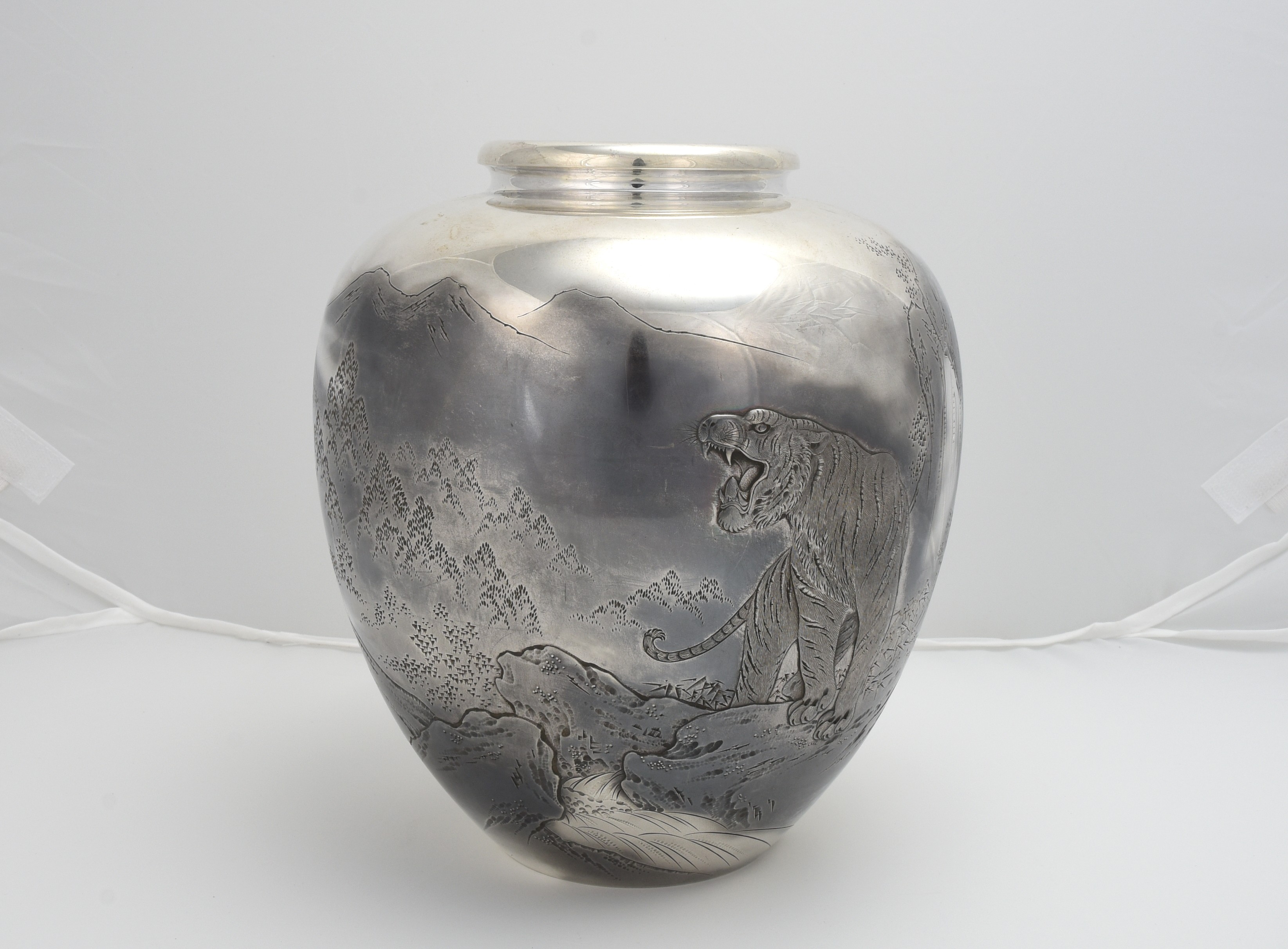 貨幣博物館 | 三越製芳雲刻岩上虎純銀花瓶 返品不可 Sold as is No returns