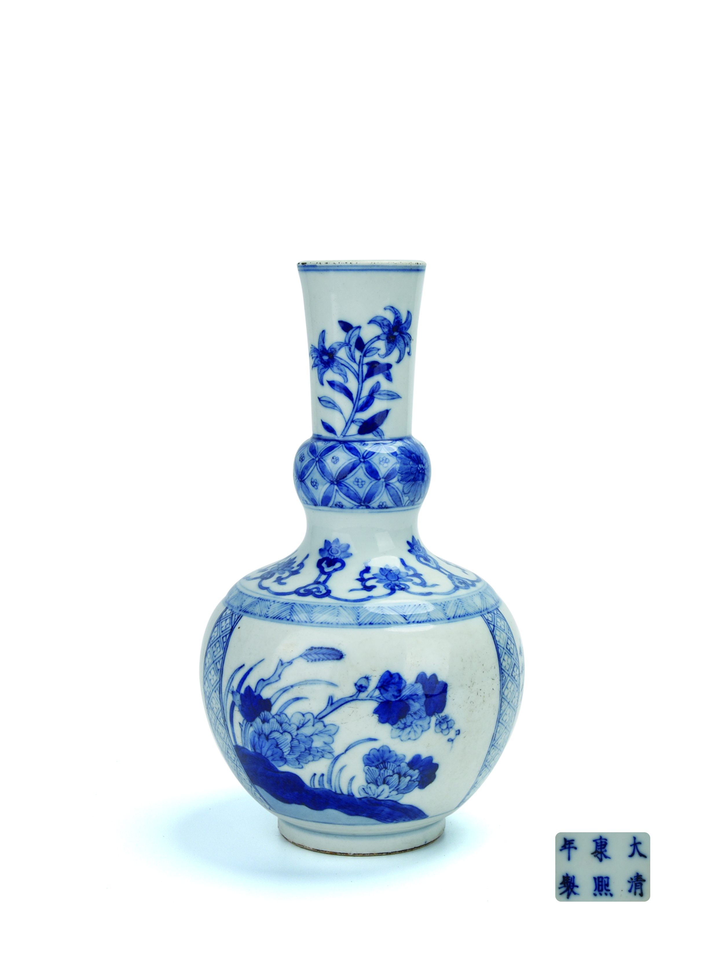 大清康熙青花人物花木鳥蝶図瓶 （底款大清康熙年製）中国古美術 陶磁器 大清康熙青花人物花木鳥蝶図瓶 （底款大清康熙年