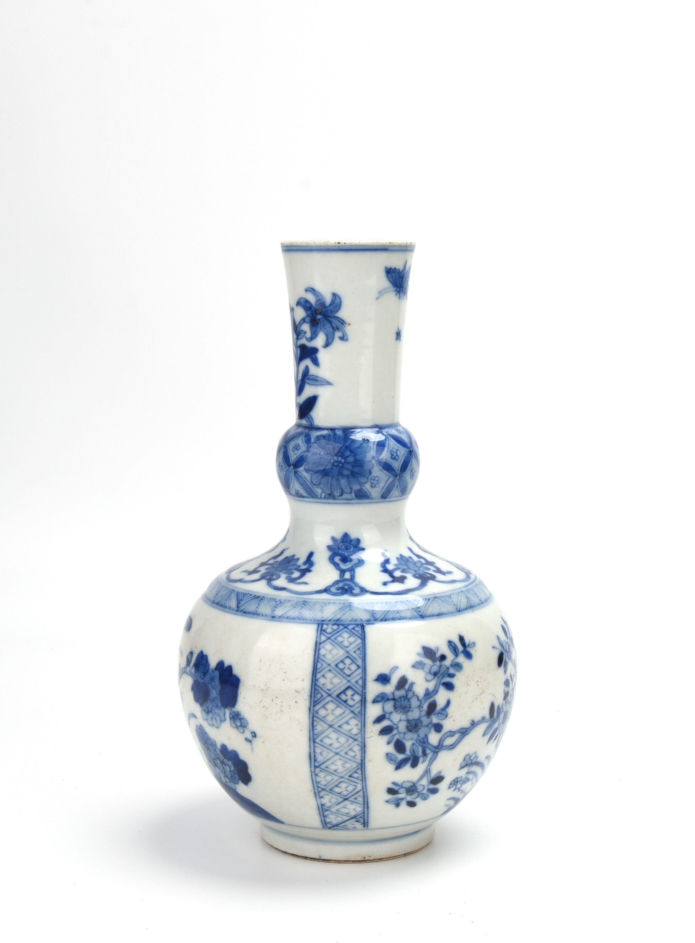 貨幣博物館 | 大清康熙年製花蝶紋青華花瓶 返品不可 Sold as is