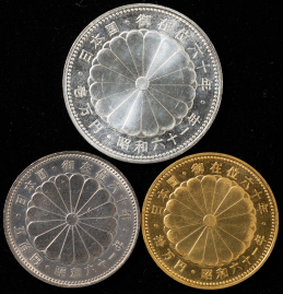 天皇御在位60年記念貨幣セット　計3枚　100,000円金貨（1986年）約20ｇ、10,000円銀貨（1986年）約20g、500円白銅貨（1986年）ケース入  