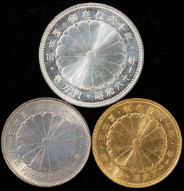 天皇御在位60年記念貨幣セット　計3枚　100,000円金貨（1986年）約20ｇ、10,000円銀貨（1986年）約20g、500円白銅貨（1986年）ケース入  