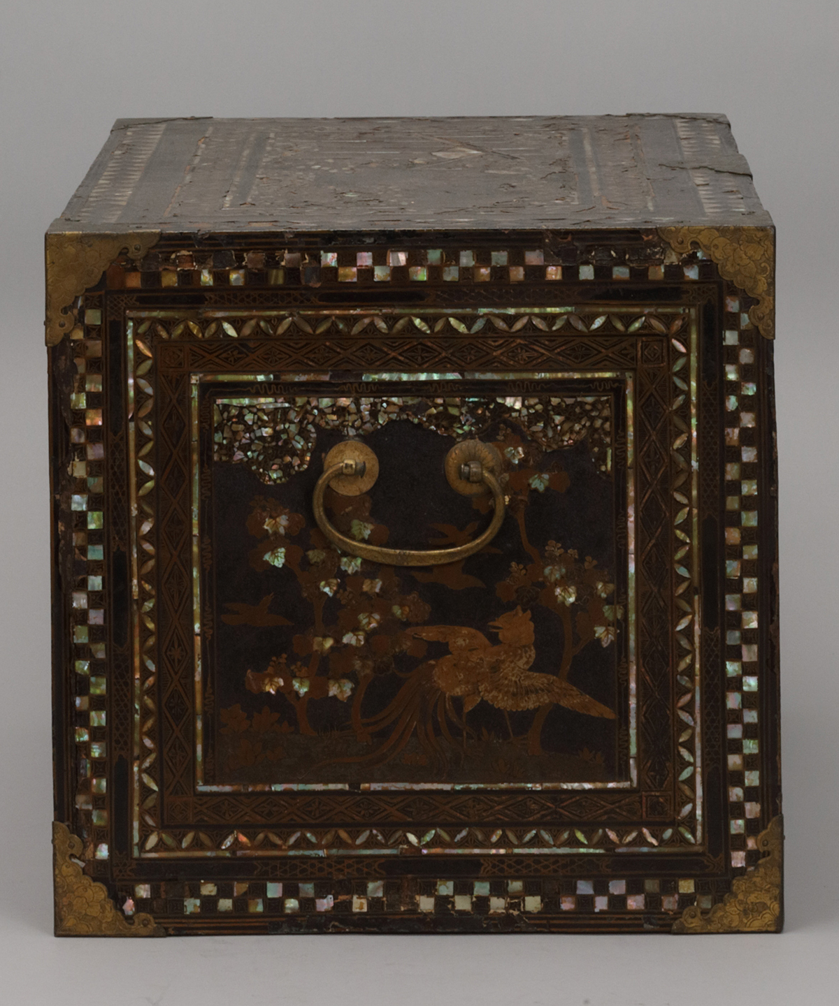 貨幣博物館 | 南蛮蒔絵螺鈿平安武士草花動物図キャビネット箱（16～17