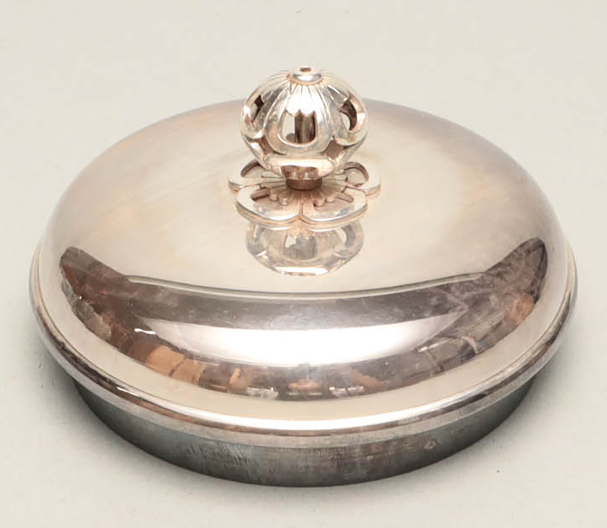 純銀　平安 美照 造 (加澤美照) 鎚目打　静海盆 打出 約378.35ｇ共箱 Auction-World